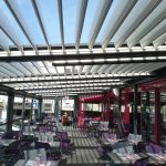 Chauffage sans lumière apparente MHS Zéro sous une pergola à lames orientables de 150 M²