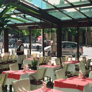 La rénovation et l'installation de cette brasserie Le CINTRA proche de la Rotonde à Aix en Provence a été faite par la société : Architekt/Batitekt 71, cours Pierre Puget 13006 Marseille 04 91 58 34 51