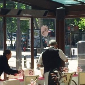 La nouvelle terrasse du bar restaurant dispose d'un équipement dernier cri... Véranda rétractable & toit escamotable en verre sécurit, chauffage IR design façon miroir, sans lumière éblouissante apparente référence Heatscope Vision 3200w cérame noir avec régulation de la température par télécommande. La rénovation et l'installation de cette brasserie Le CINTRA proche de la Rotonde à Aix en Provence a été faite par la société : Architekt/Batitekt 71, cours Pierre Puget 13006 Marseille 04 91 58 34 51
