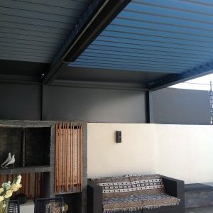 Chauffage rayonnant sans lumiere visible sous une pergola brustor brustor_pergola_chauffage_heatstrip_lustra-blog_a