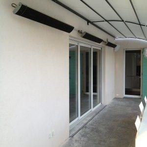 exemple d'une installation de radiateurs rayonnant design MHS sans lumière apparente visible terrasse d'une villa avec des chauffages design sans lumières