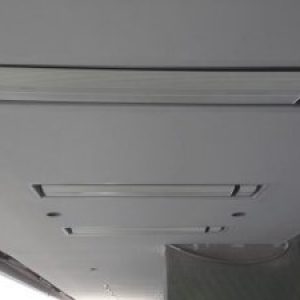 Radiateur blanc MHS HEATSTRIP zéro dans un caisson d'encastrement encastrement de chauffage dans un plafond pour une terrasse