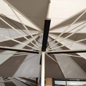Pose de chauffages heatscope heatsstrip sous un parasol grand format sur une terrasse de restaurant exemple de pose de radiants sous des parasols