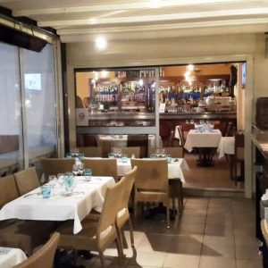 HÔTEL RESTAURANT LE COLLIER 19 Boulevard Général Vautrin, 06600 Antibes avec des chauffages Vision HEATSCOPE 3200W sous une Pergola Gennius KE BAT HOTEL RESTAURANT LE COLLIER 19 Boulevard Général Vautrin, 06600 Antibes avec des chauffages Vision HEATSCOPE 3200W