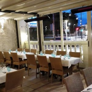 HÔTEL RESTAURANT LE COLLIER 19 Boulevard Général Vautrin, 06600 Antibes avec des chauffages Vision HEATSCOPE 3200W sous une Pergola Gennius KE BAT
